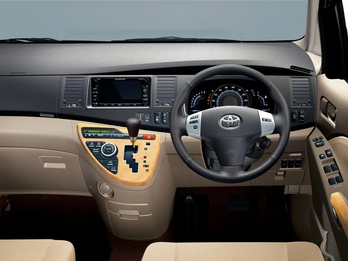 Toyota ISis I Компактвэн — сүрөт 6
