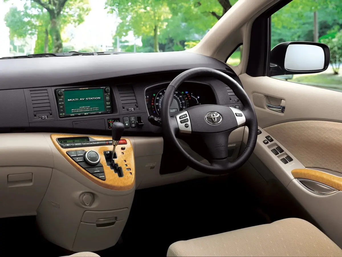 Toyota ISis I Компактвэн — сүрөт 7