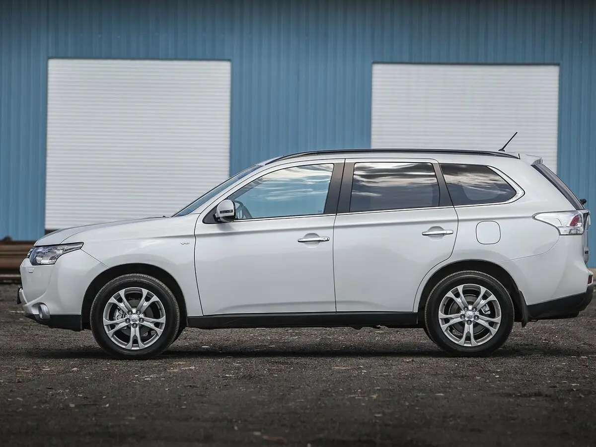 Mitsubishi Outlander III Внедорожник 5 дв. — photo 16