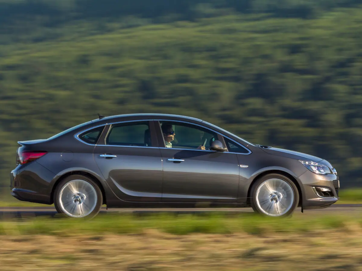 Opel Astra J Рестайлинг Седан — фото 2