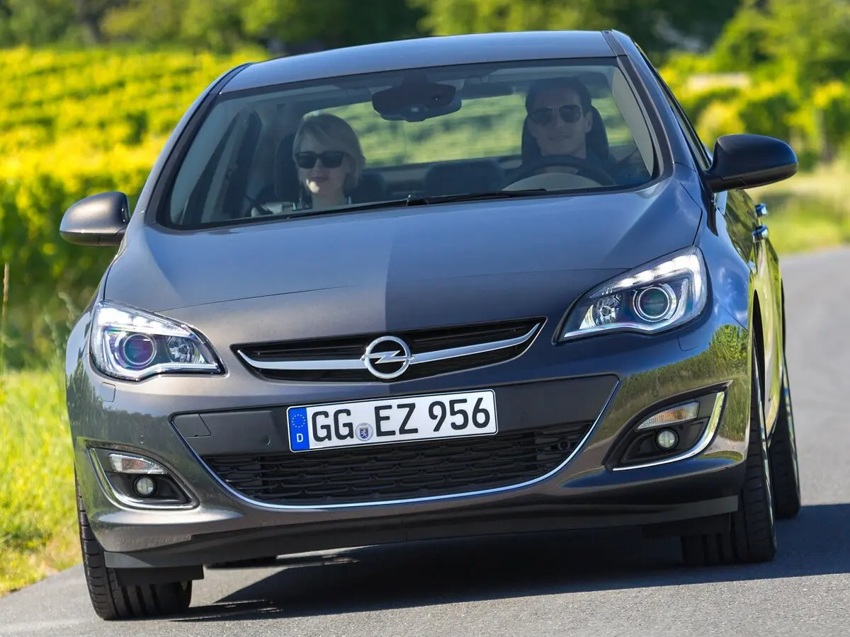 Opel Astra J Рестайлинг Седан — фото 3