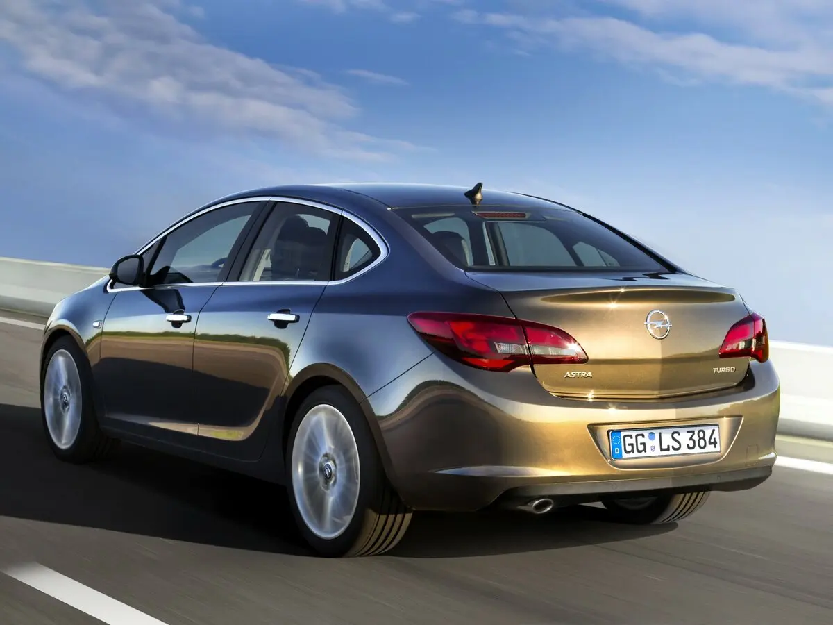 Opel Astra J Рестайлинг Седан — фото 4