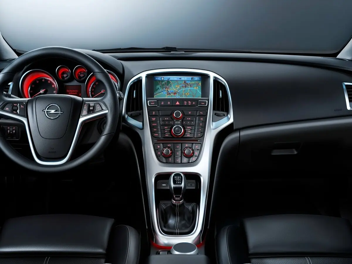 Opel Astra J Рестайлинг Седан — фото 5