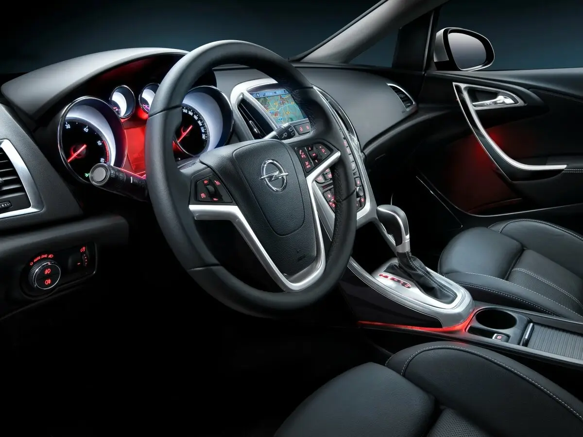 Opel Astra J Рестайлинг Седан — фото 7
