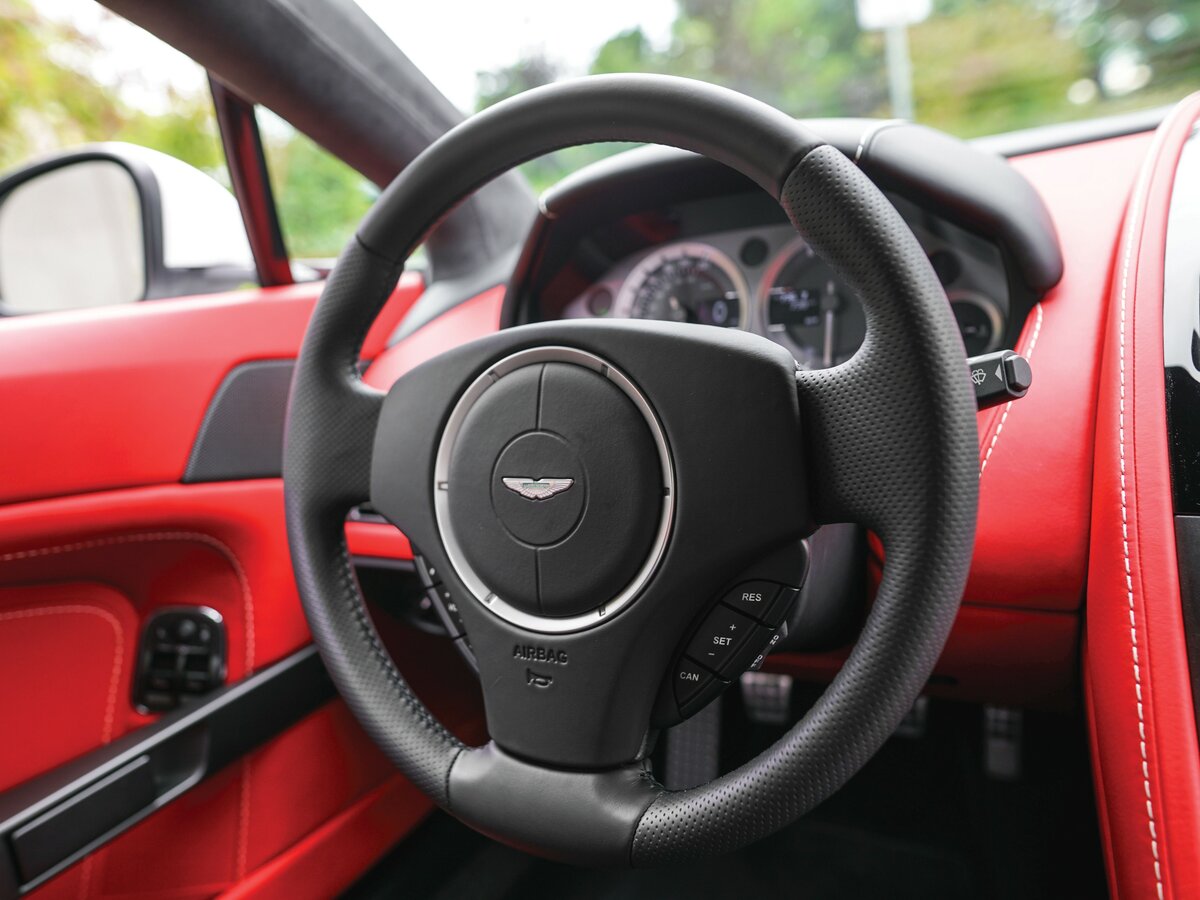 Aston Martin V8 Vantage III Рестайлинг Купе — фото 9