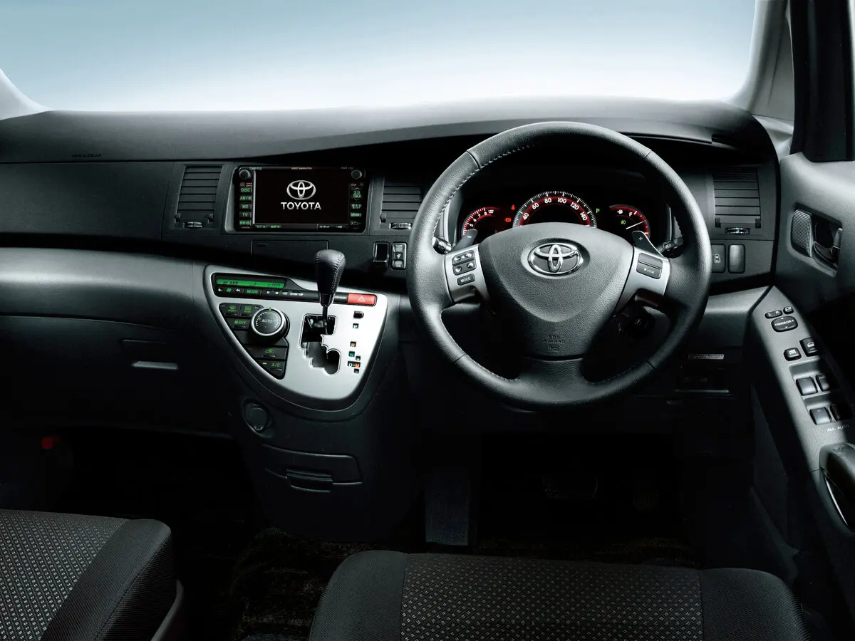 Toyota ISis I Рестайлинг Компактвэн — 照片 5