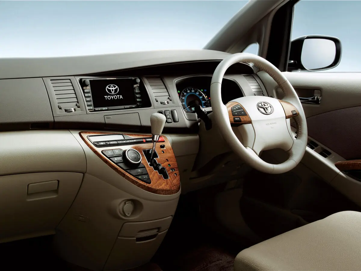 Toyota ISis I Рестайлинг Компактвэн — 照片 6