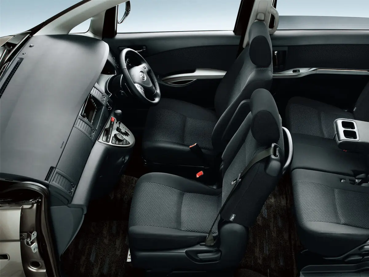 Toyota ISis I Рестайлинг Компактвэн — 照片 7
