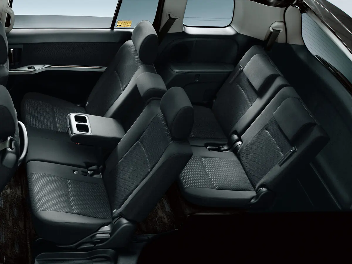Toyota ISis I Рестайлинг Компактвэн — 照片 10