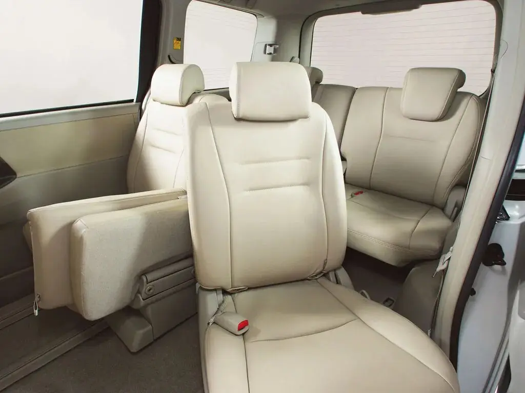 Toyota Noah II (R70) Минивэн — фото 5