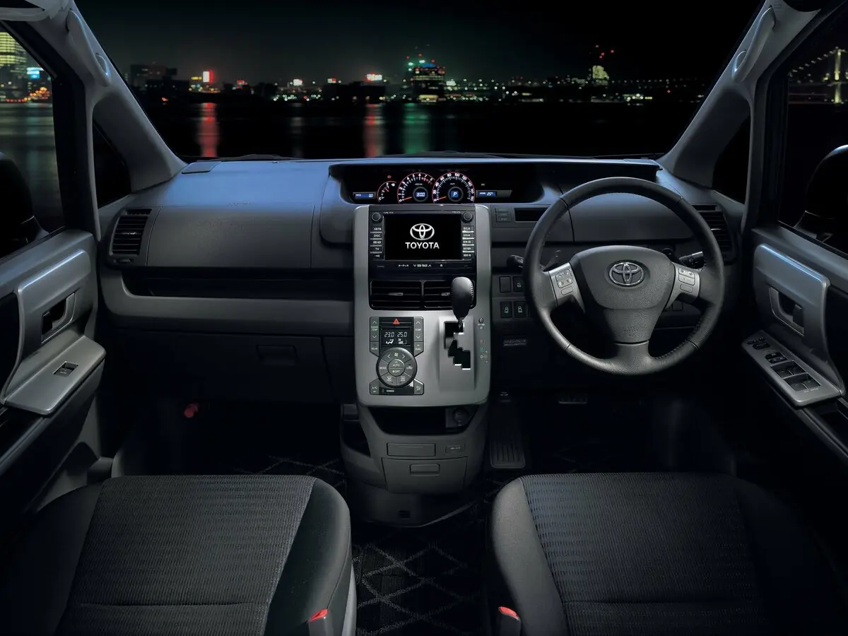Toyota Voxy II (R70) Минивэн — фото 4