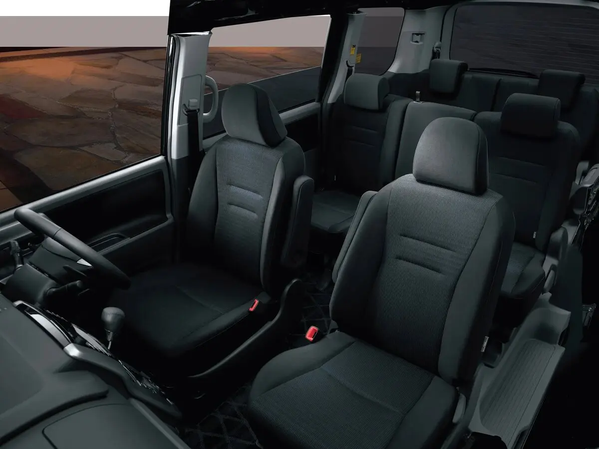 Toyota Voxy II (R70) Минивэн — фото 5