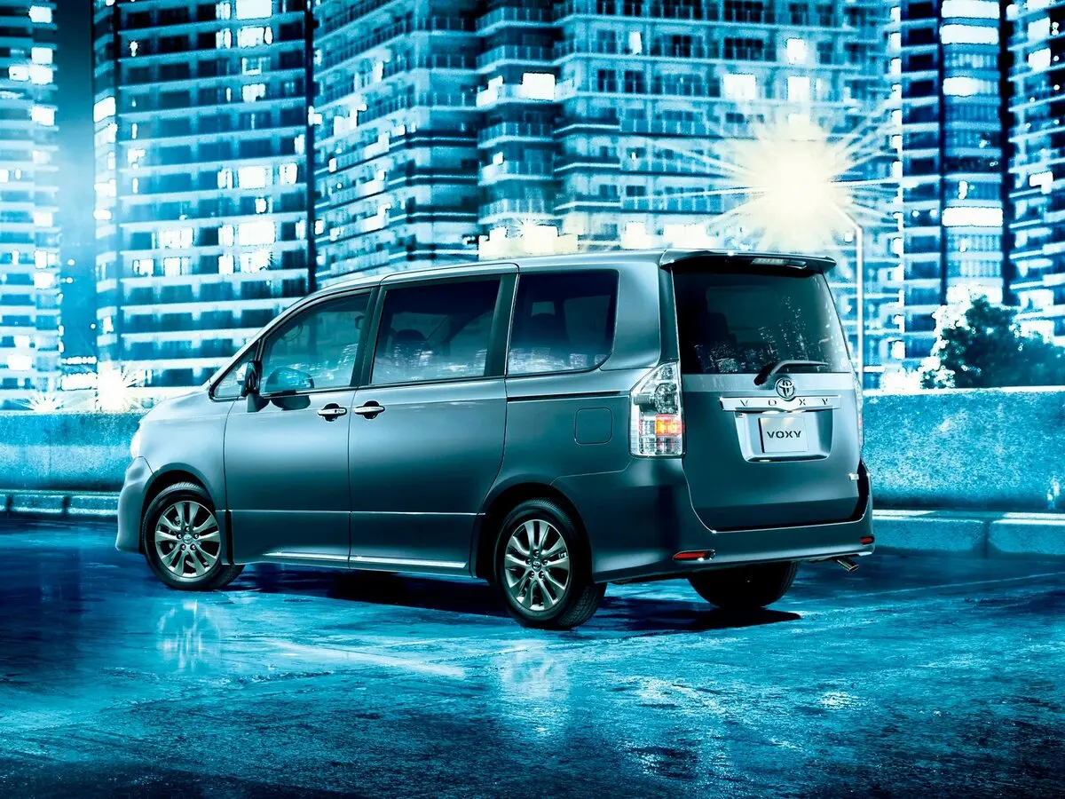 Toyota Voxy II (R70) Рестайлинг Минивэн — фото 2