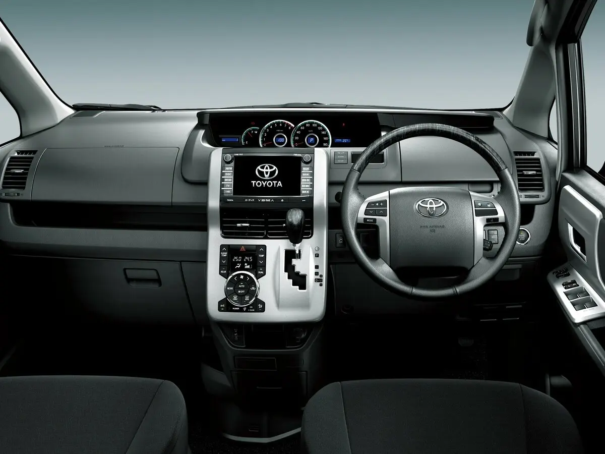 Toyota Voxy II (R70) Рестайлинг Минивэн — фото 3
