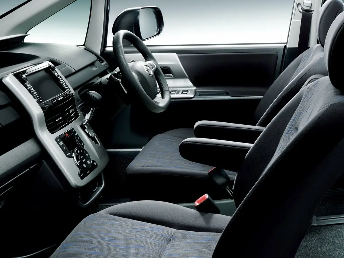 Toyota Voxy II (R70) Рестайлинг Минивэн — фото 4