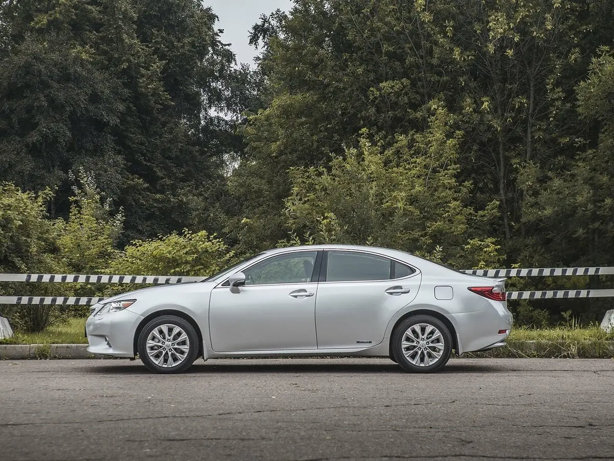 Lexus ES VI Седан — фото 16