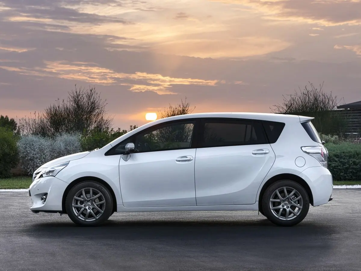 Toyota Verso I Рестайлинг Компактвэн — фото 2