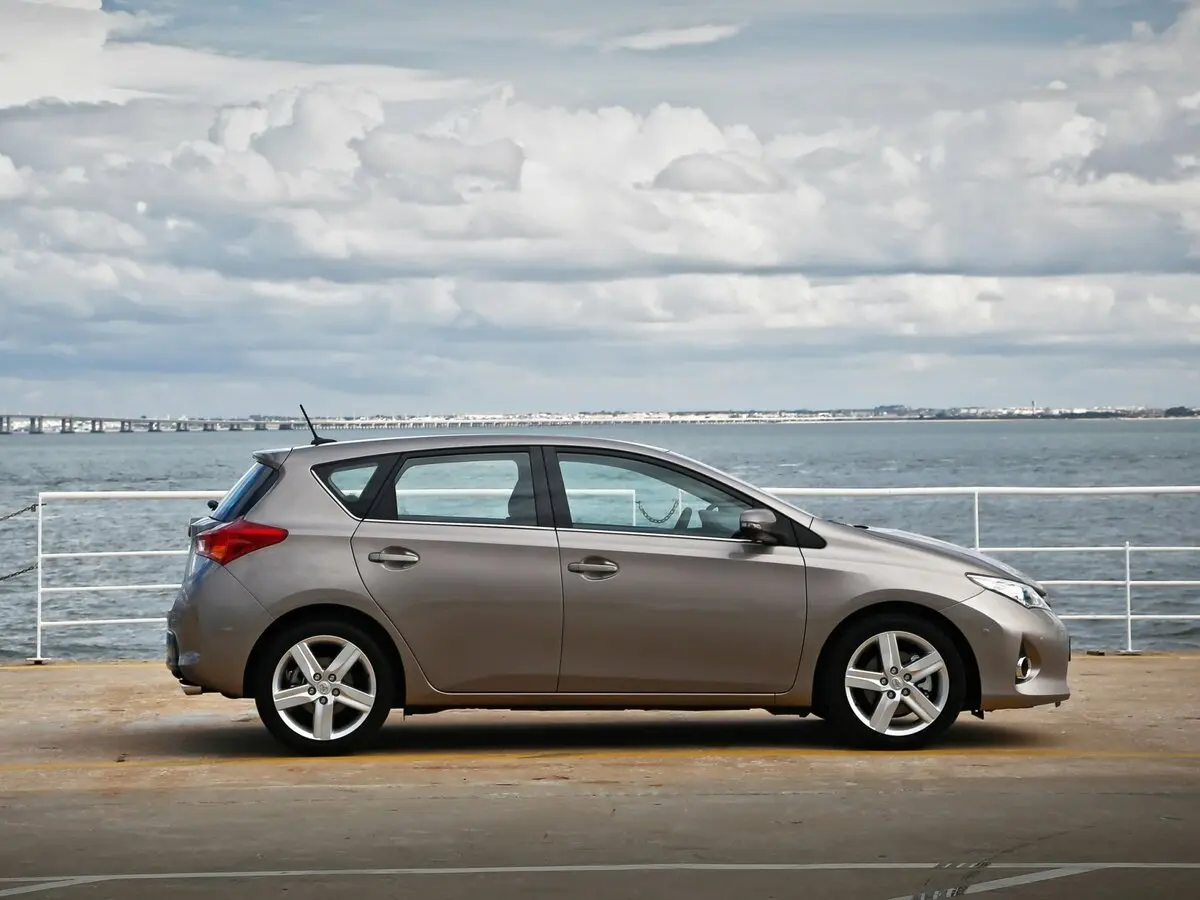 Toyota Auris II Хэтчбек 5 дв. — сүрөт 2
