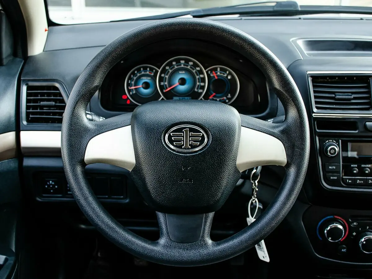 FAW V5 2012 – 2017 Седан — 照片 7