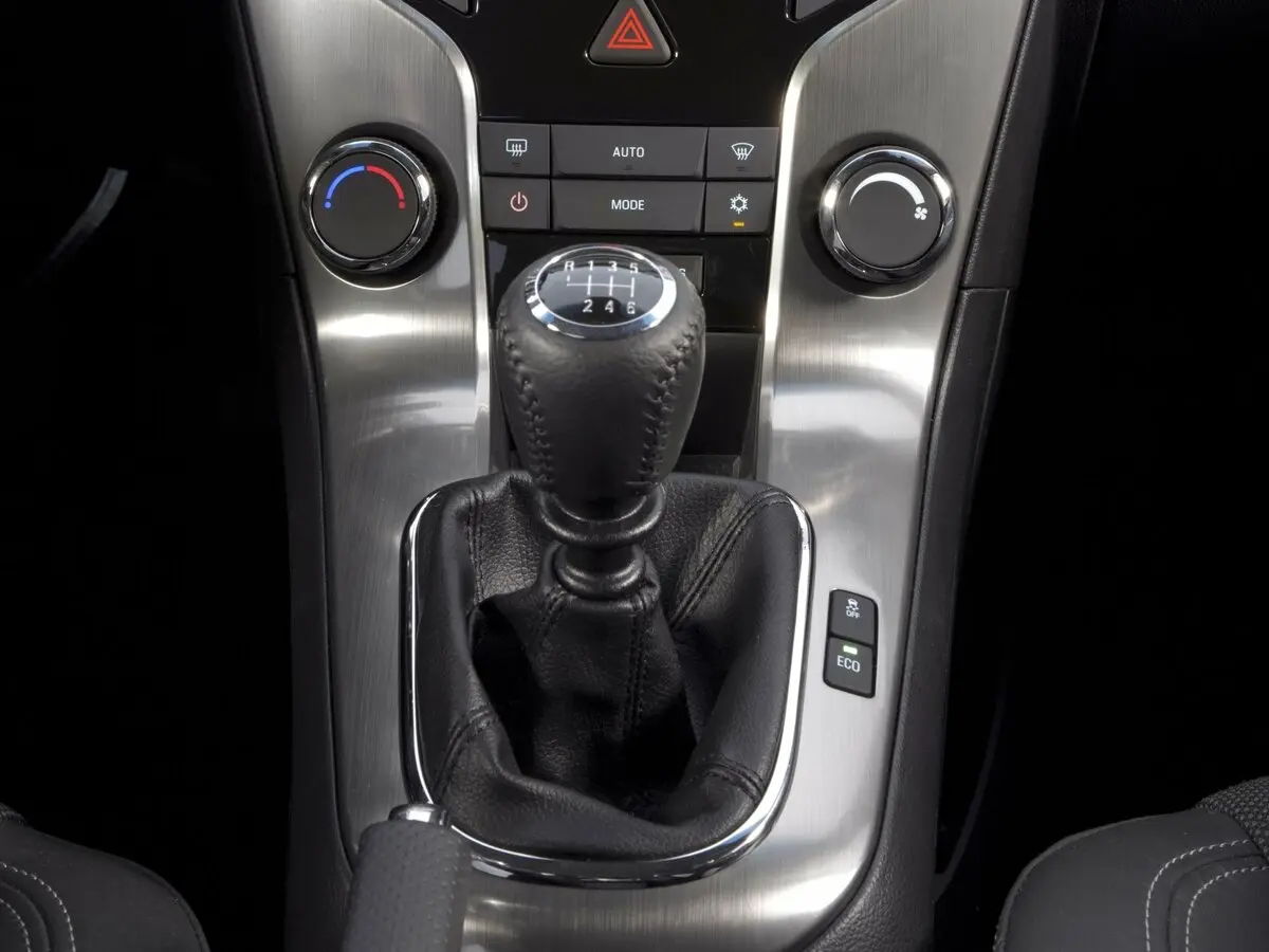 Chevrolet Cruze I Рестайлинг Седан — сүрөт 8