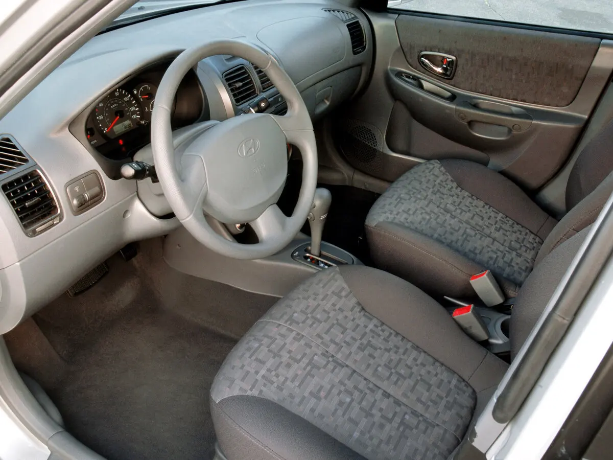 Hyundai Accent II Рестайлинг Седан — фото 7