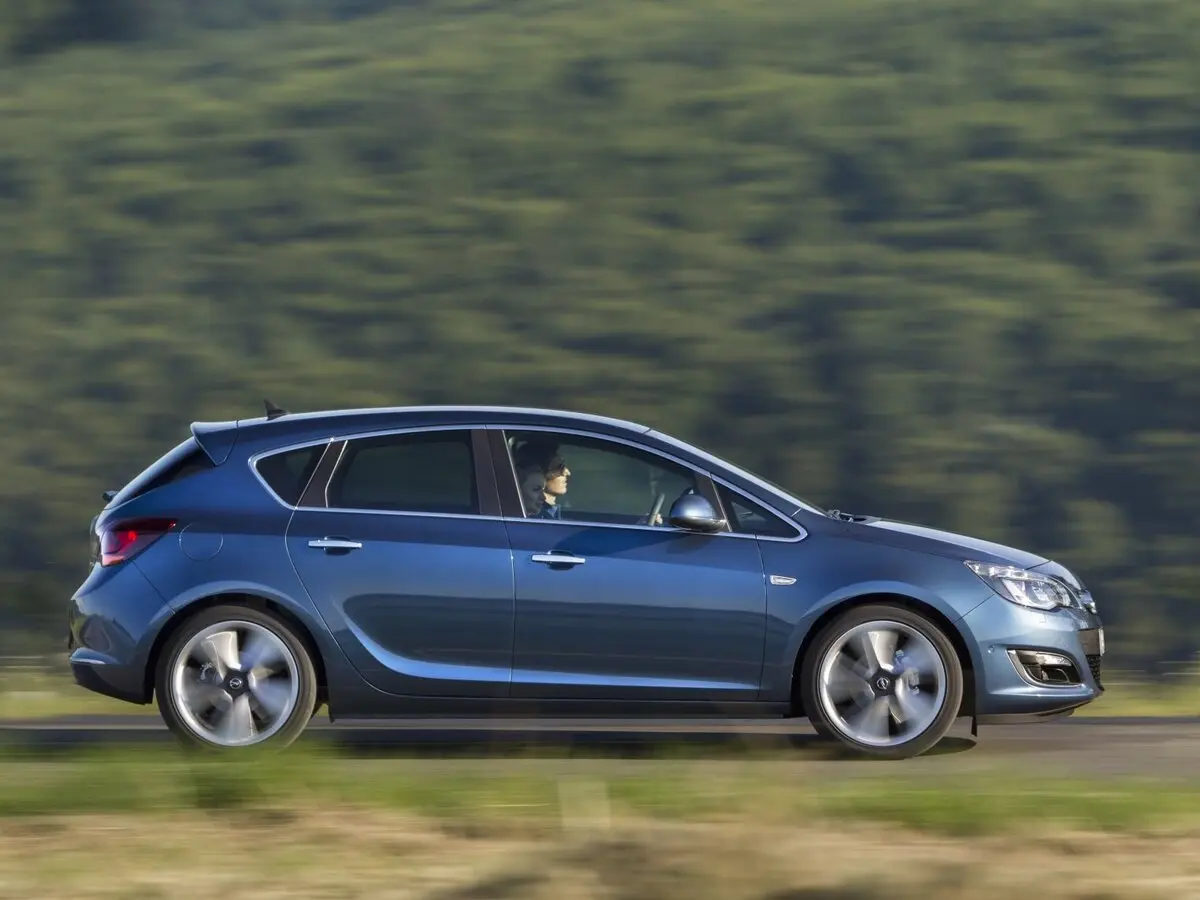 Opel Astra J Рестайлинг Хэтчбек 5 дв. — фото 2