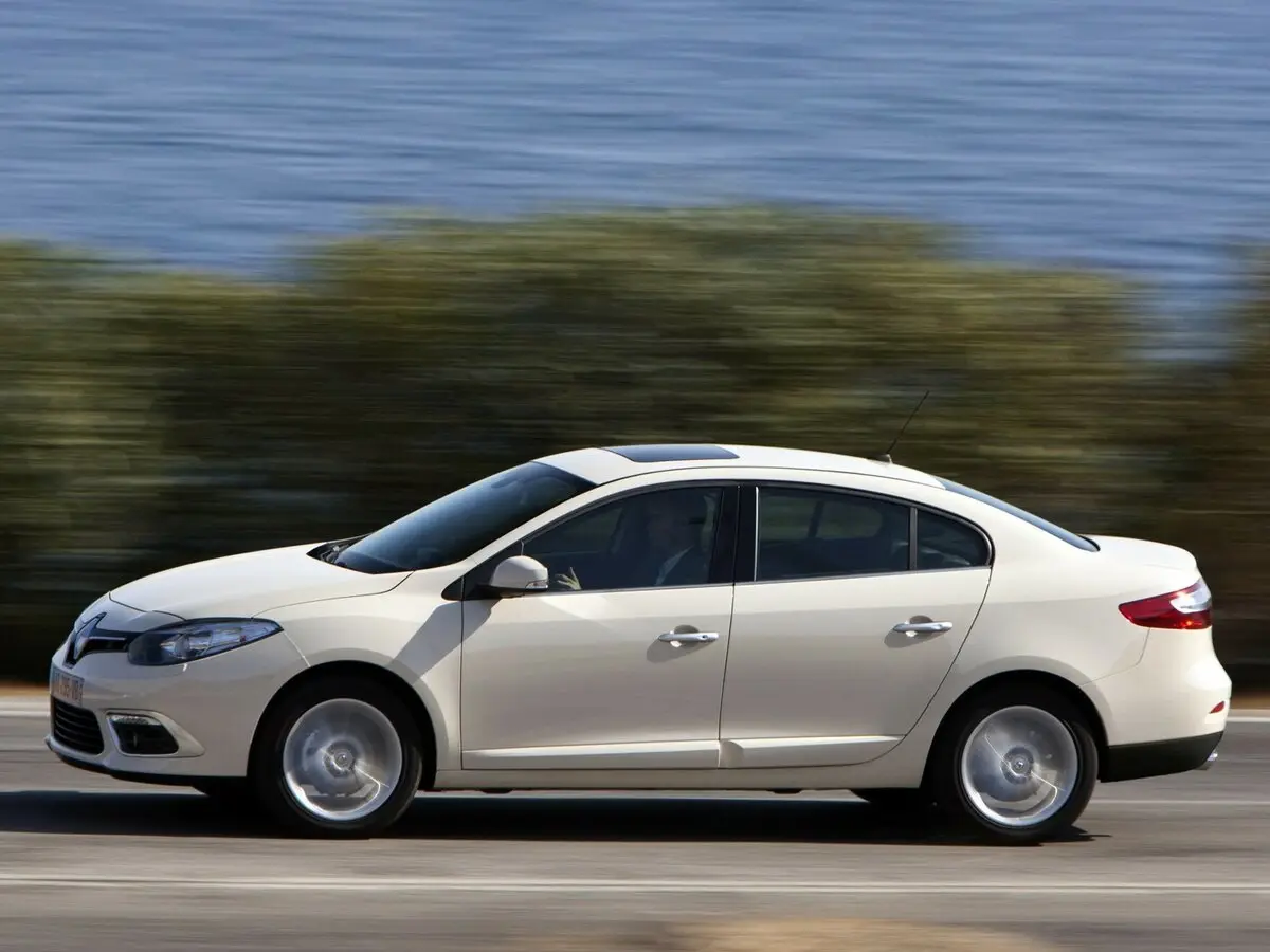 Renault Fluence I Рестайлинг Седан — photo 2