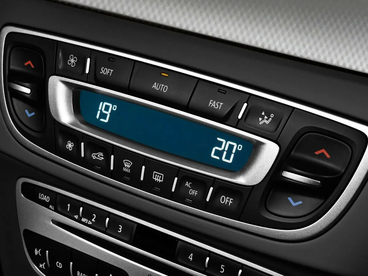 Renault Fluence I Рестайлинг Седан — photo 20