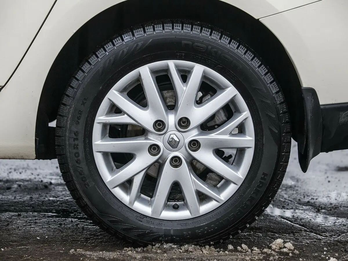 Renault Fluence I Рестайлинг Седан — photo 21
