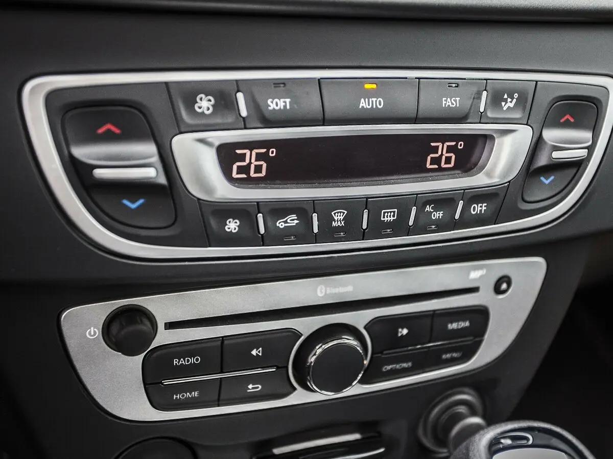 Renault Fluence I Рестайлинг Седан — photo 36