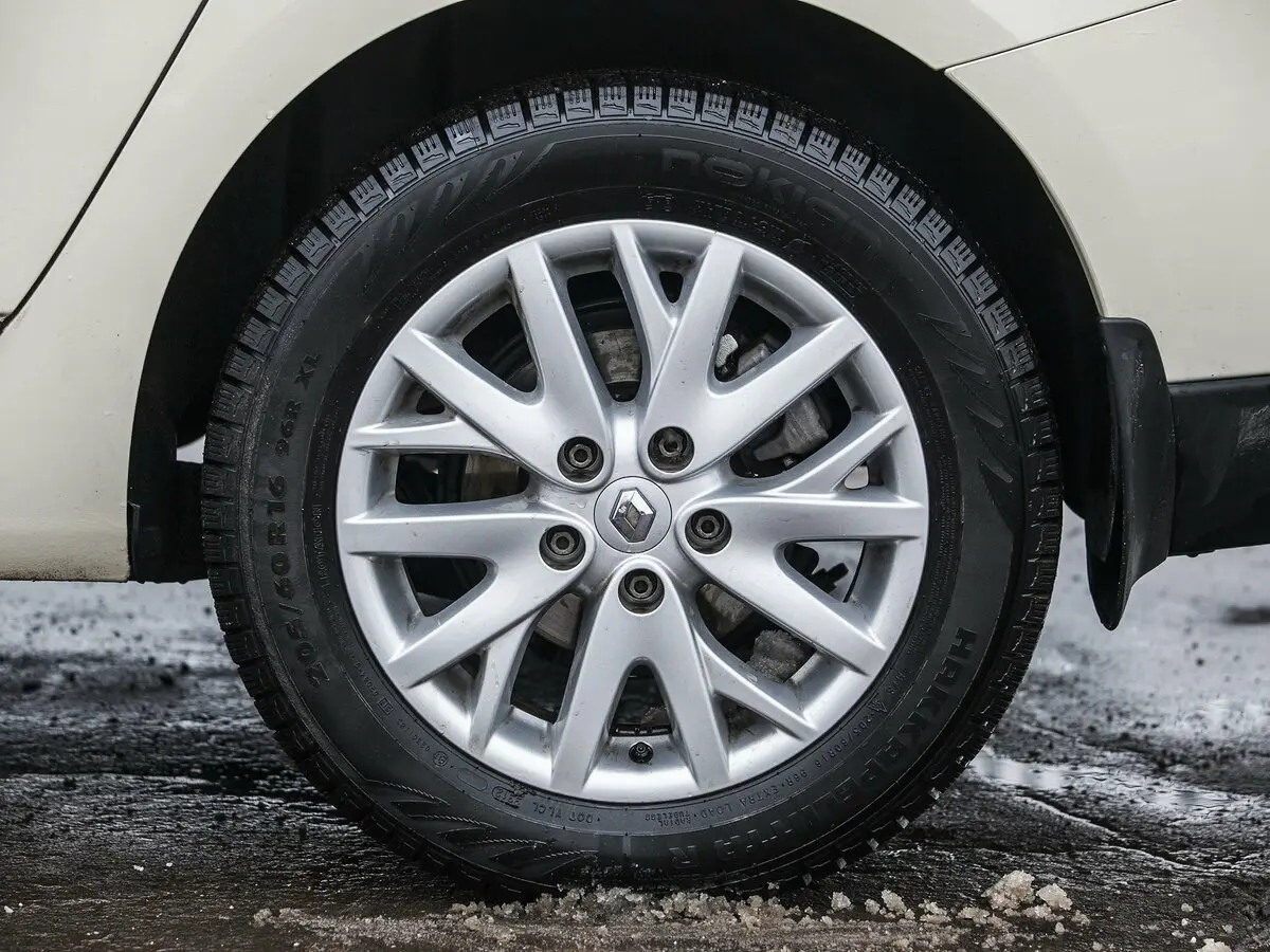 Renault Fluence I Рестайлинг Седан — photo 37