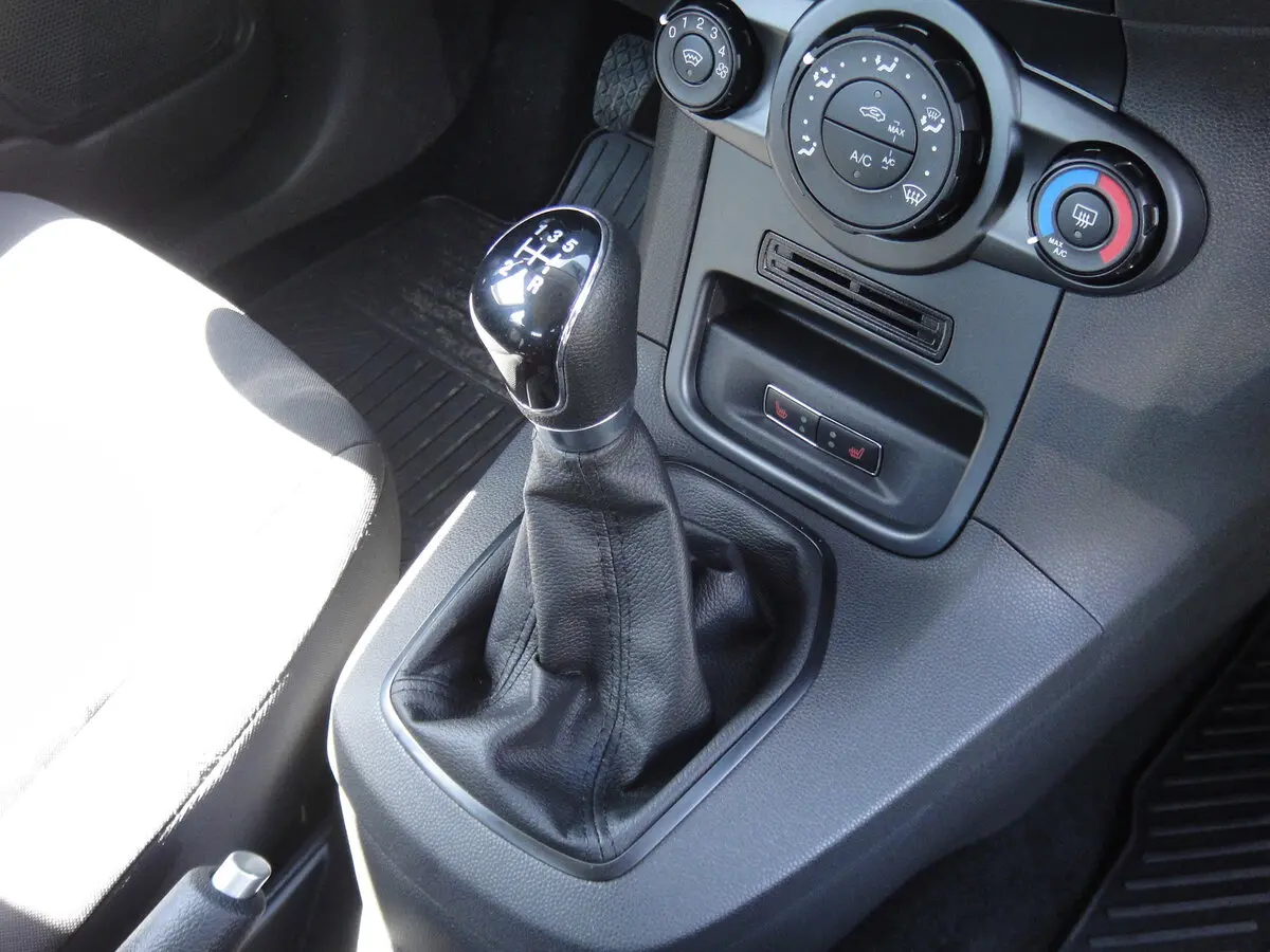 Ford Fiesta Mk6 Рестайлинг Хэтчбек 3 дв. — сүрөт 11