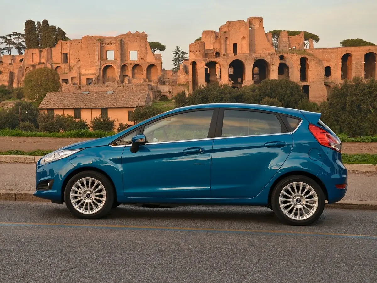 Ford Fiesta Mk6 Рестайлинг Хэтчбек 5 дв. — 照片 2