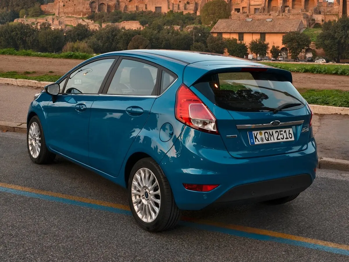Ford Fiesta Mk6 Рестайлинг Хэтчбек 5 дв. — 照片 4