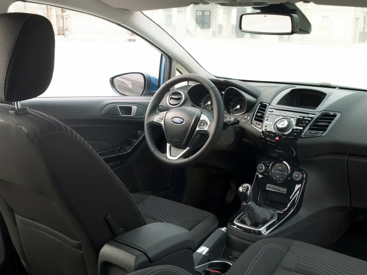 Ford Fiesta Mk6 Рестайлинг Хэтчбек 5 дв. — 照片 6