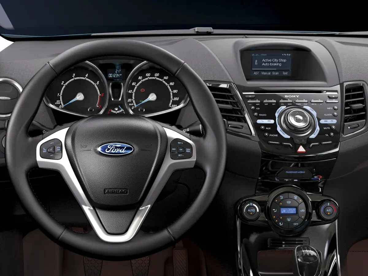 Ford Fiesta Mk6 Рестайлинг Хэтчбек 5 дв. — 照片 8