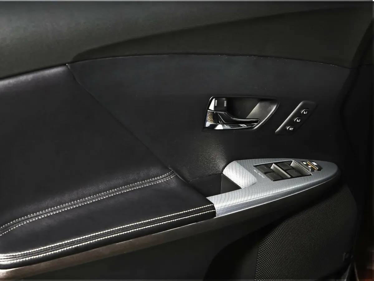 Toyota Venza I Рестайлинг Внедорожник 5 дв. — фото 9