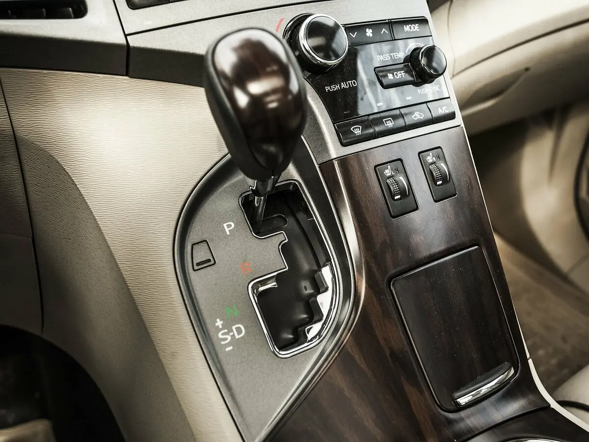 Toyota Venza I Рестайлинг Внедорожник 5 дв. — фото 25