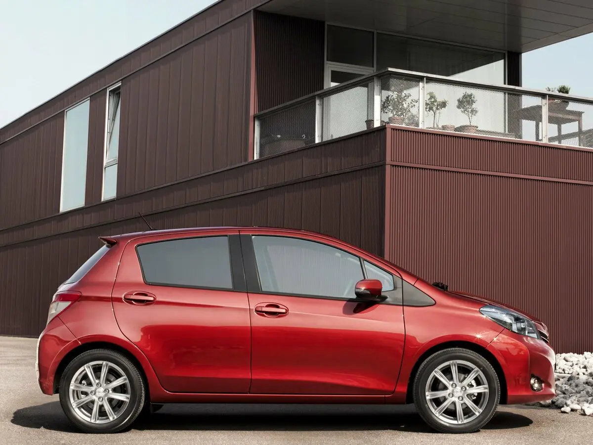 Toyota Yaris III Хэтчбек 5 дв. — сүрөт 2