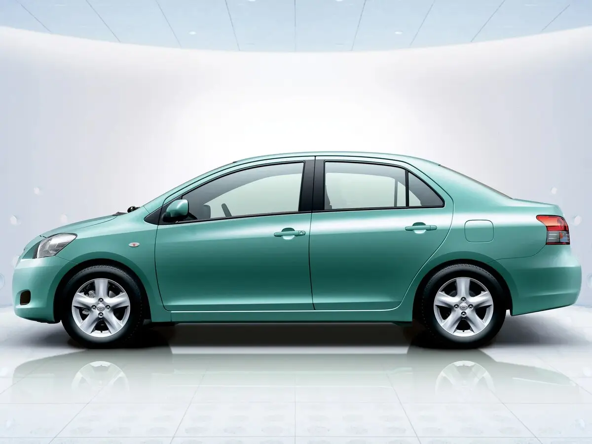 Toyota Belta I Седан — сүрөт 2