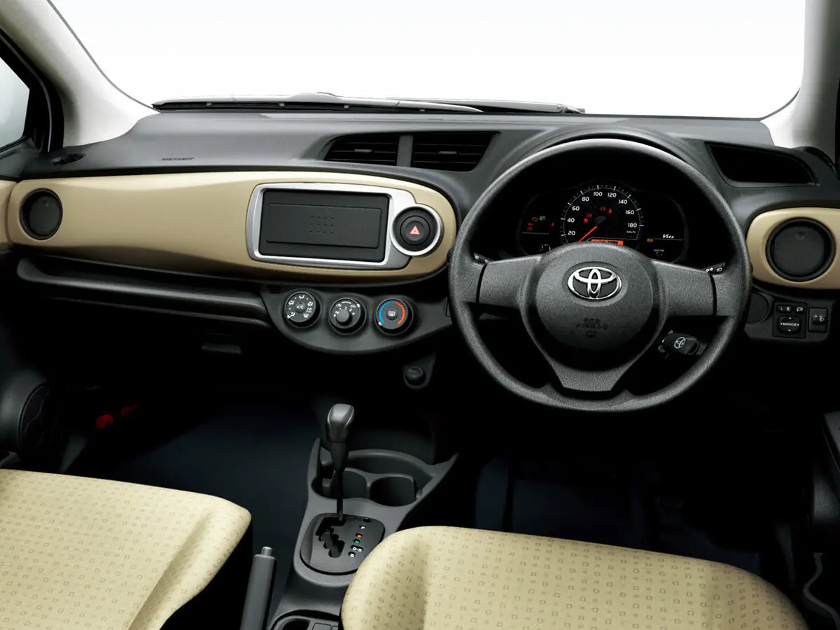 Toyota Vitz III (XP130) Хэтчбек 5 дв. — photo 5