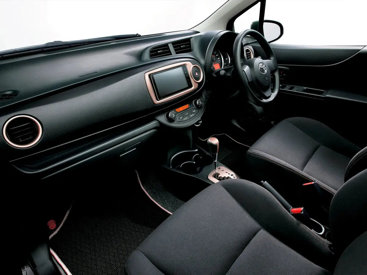 Toyota Vitz III (XP130) Хэтчбек 5 дв. — photo 6