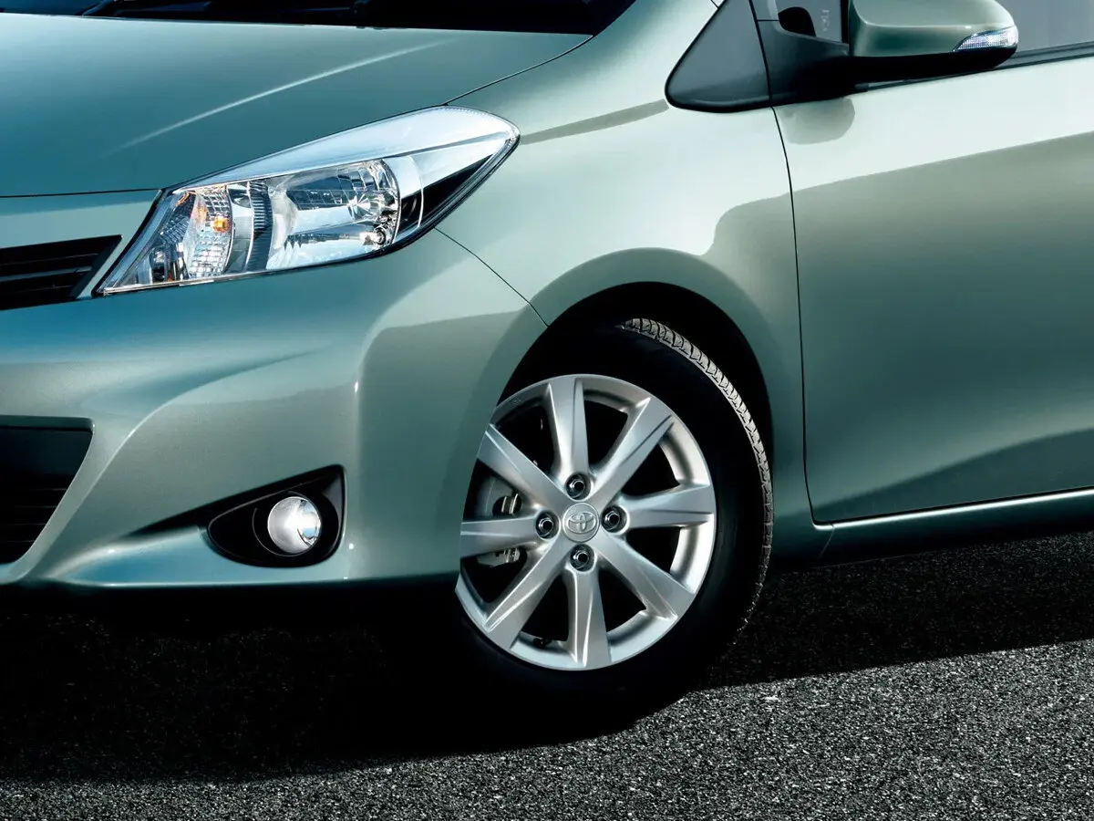 Toyota Vitz III (XP130) Хэтчбек 5 дв. — photo 10