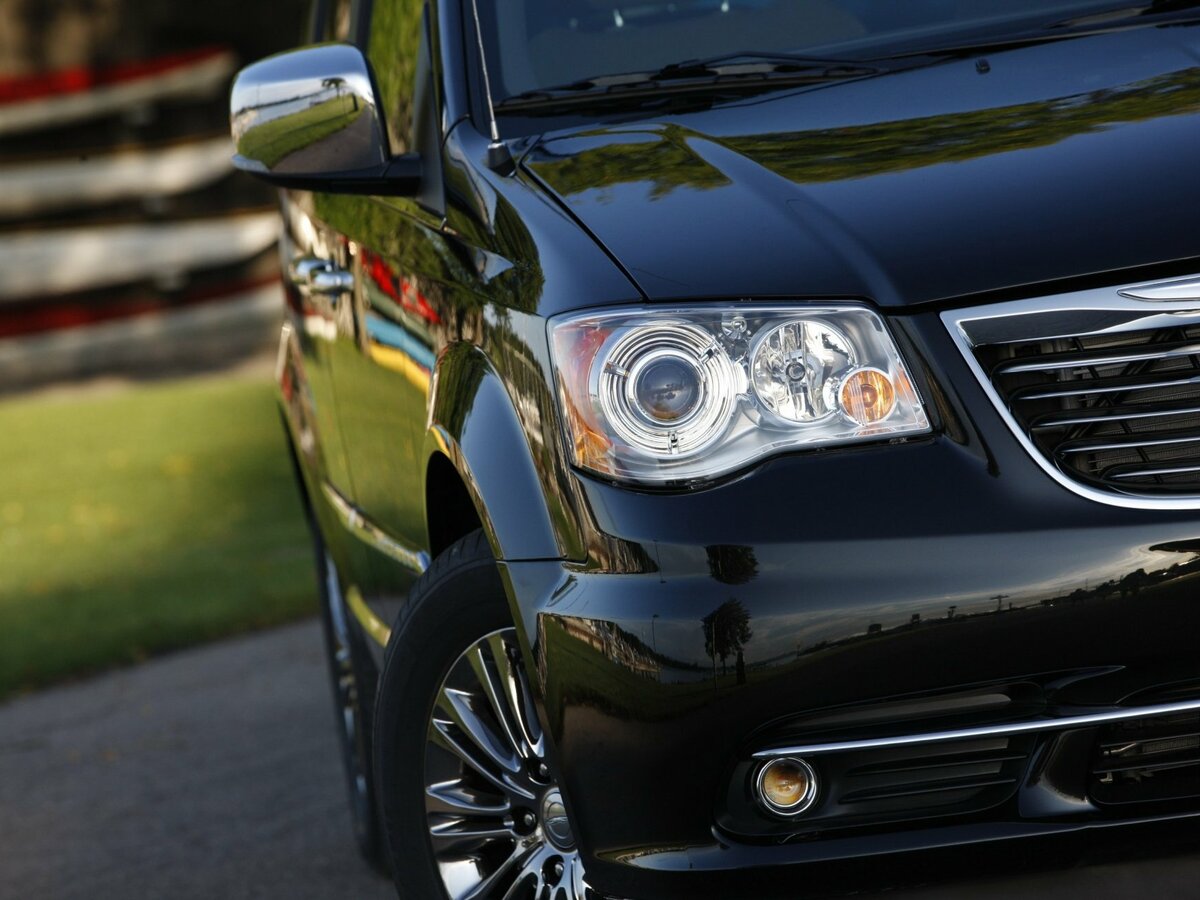 Chrysler Town & Country V Рестайлинг Минивэн