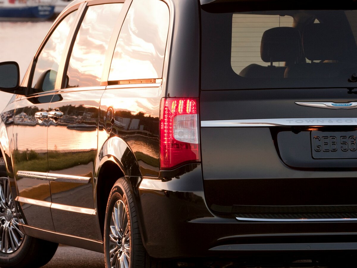 Chrysler Town & Country V Рестайлинг Минивэн