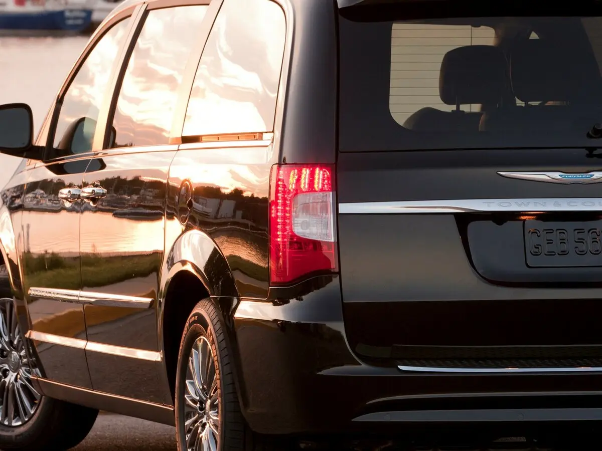 Chrysler Town & Country V Рестайлинг Минивэн — сүрөт 12