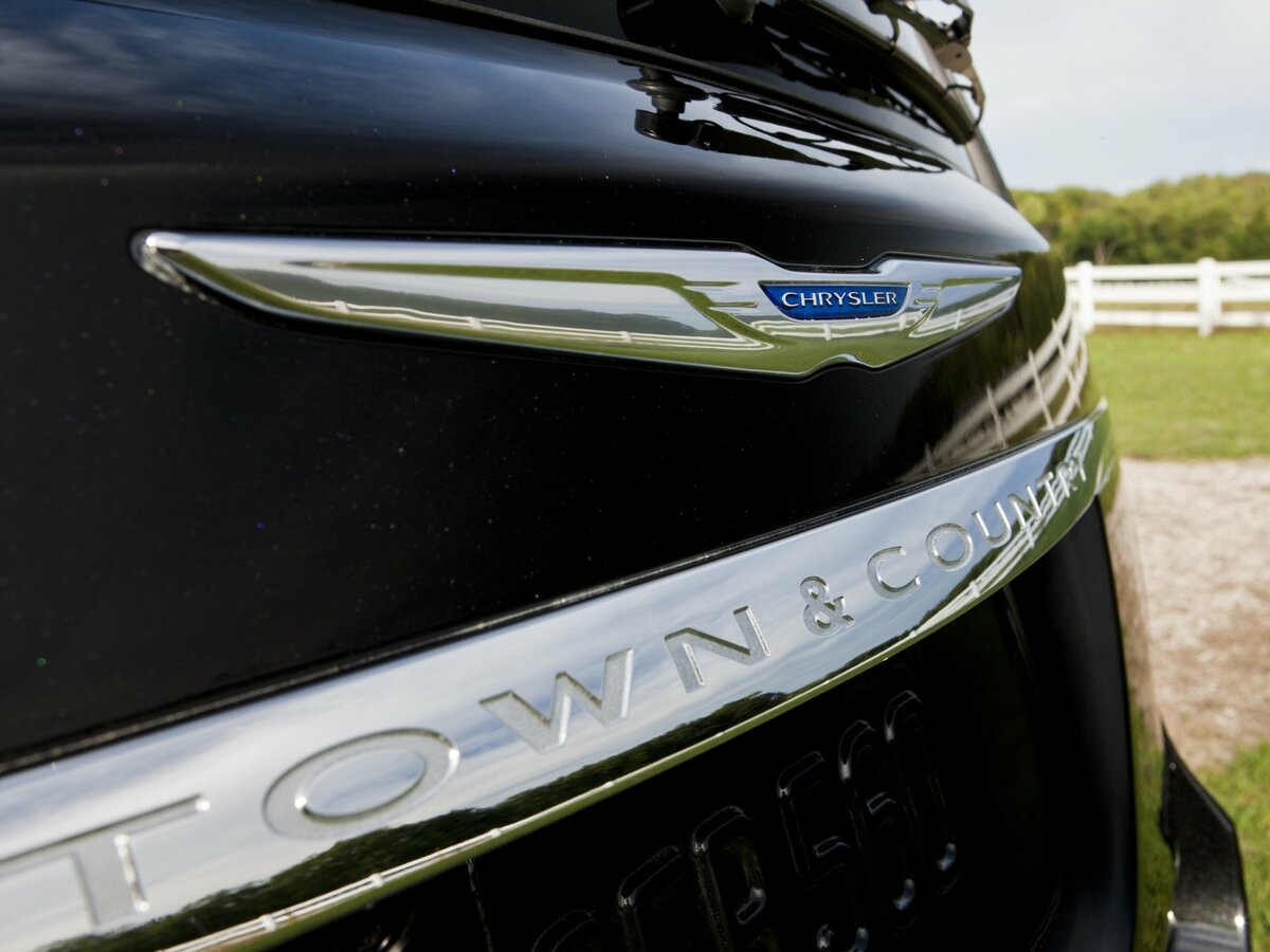 Chrysler Town & Country V Рестайлинг Минивэн
