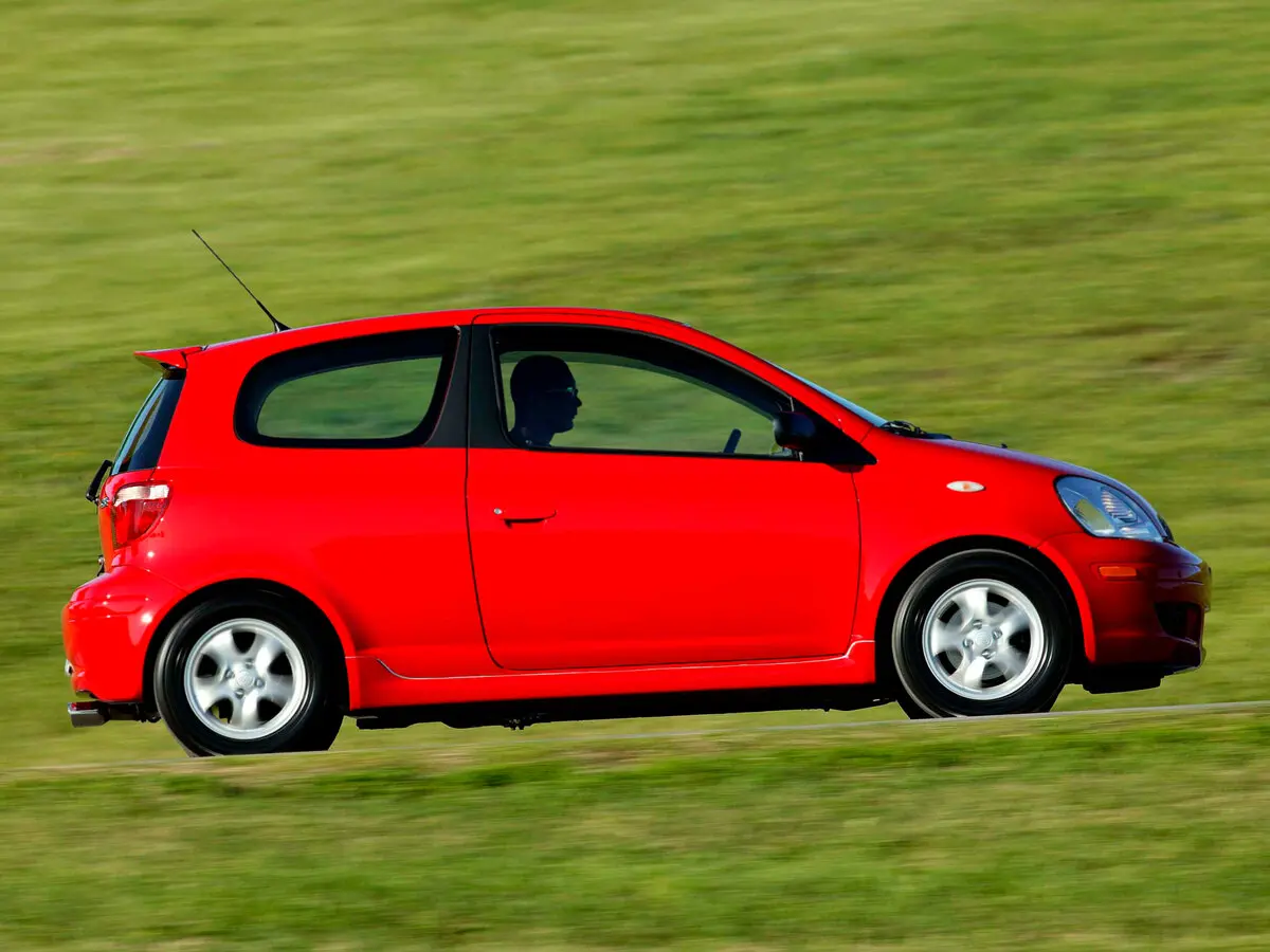 Toyota Echo 1999 – 2005 Хэтчбек 3 дв. — photo 2