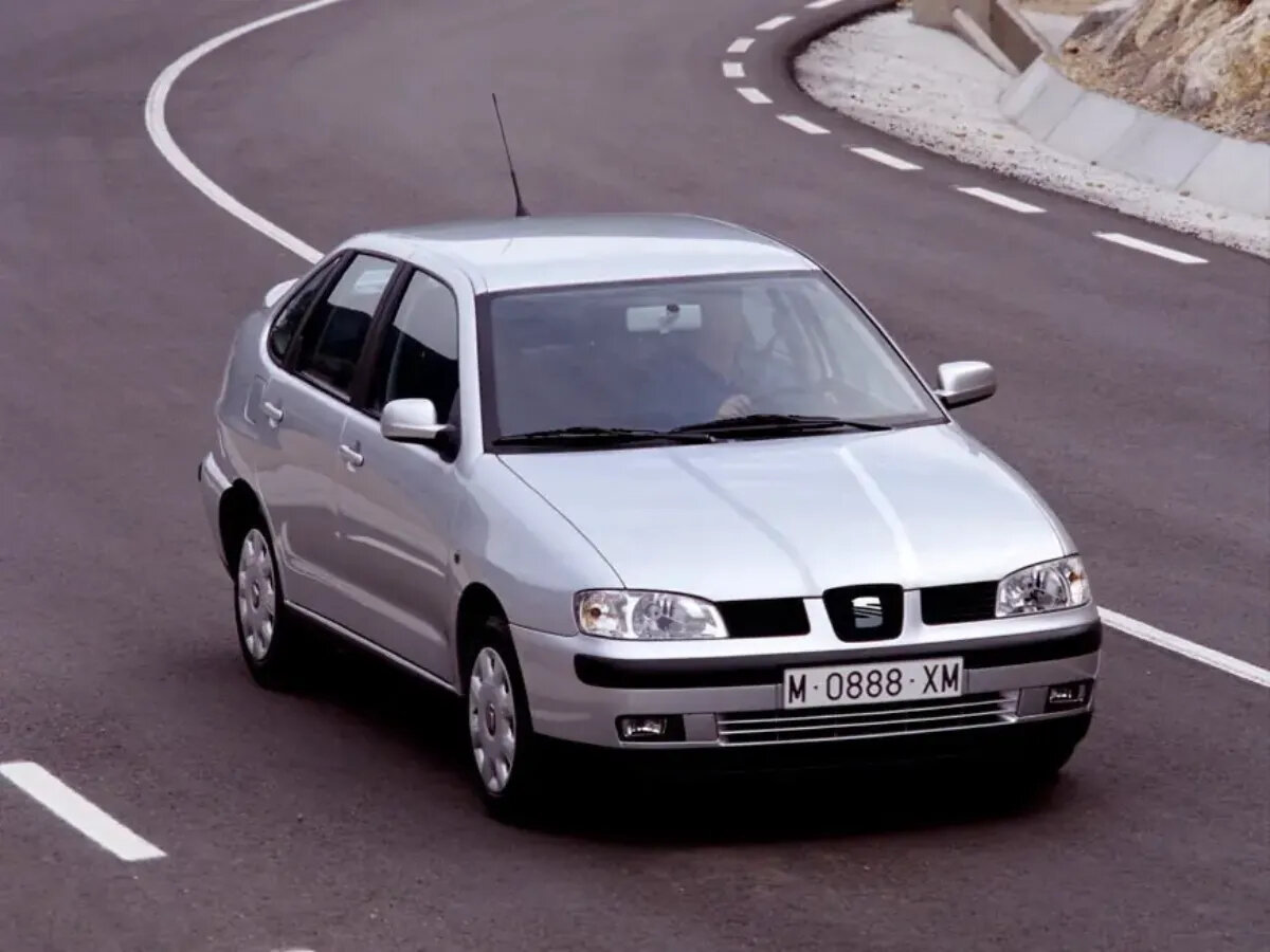 SEAT Cordoba I Рестайлинг Седан