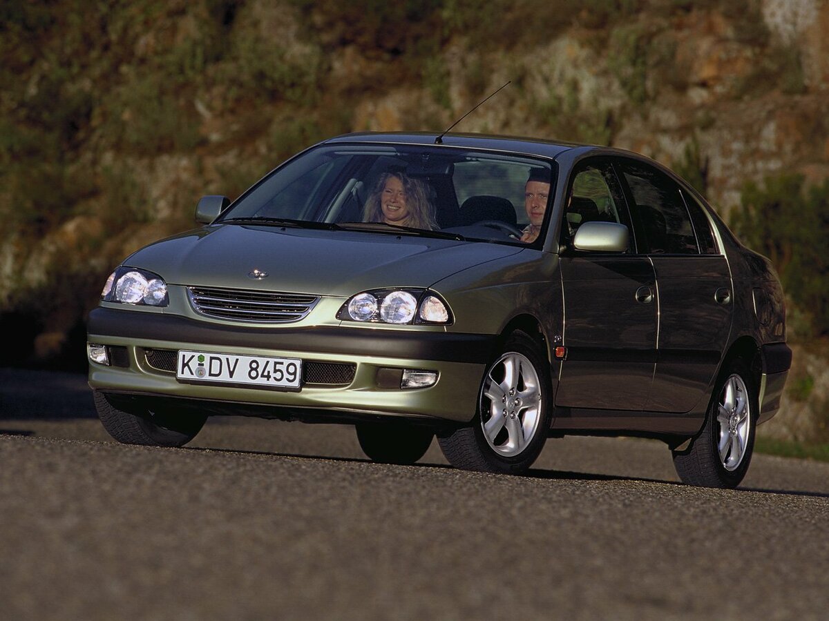 Toyota Avensis I Лифтбек